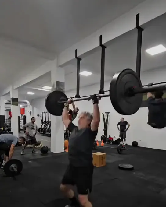 Squats et soulevés à la barre pendant un cours