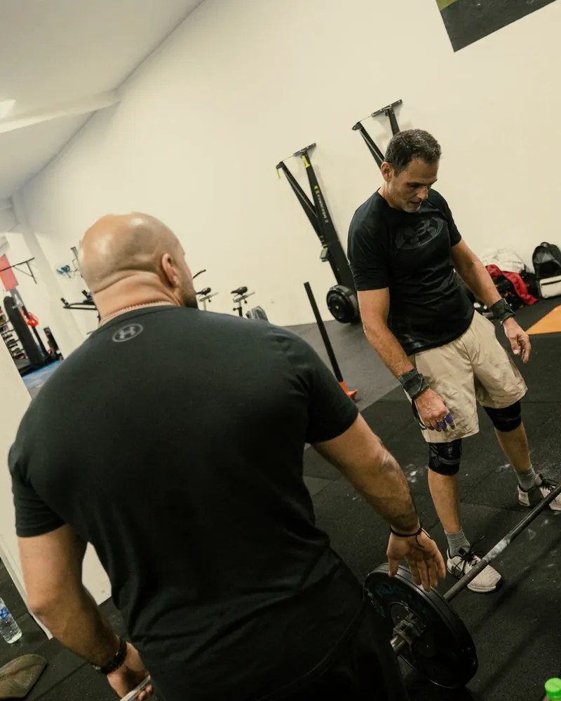 Deux membres à l'entraînement dans la salle